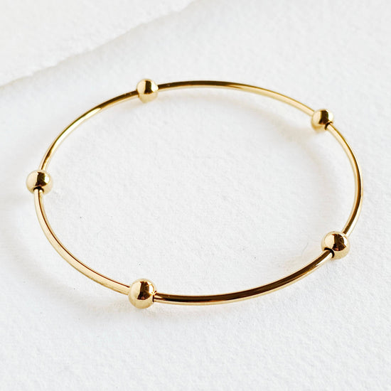 Bracelet jonc à manchette minimale en or 18 carats et perles: Lot