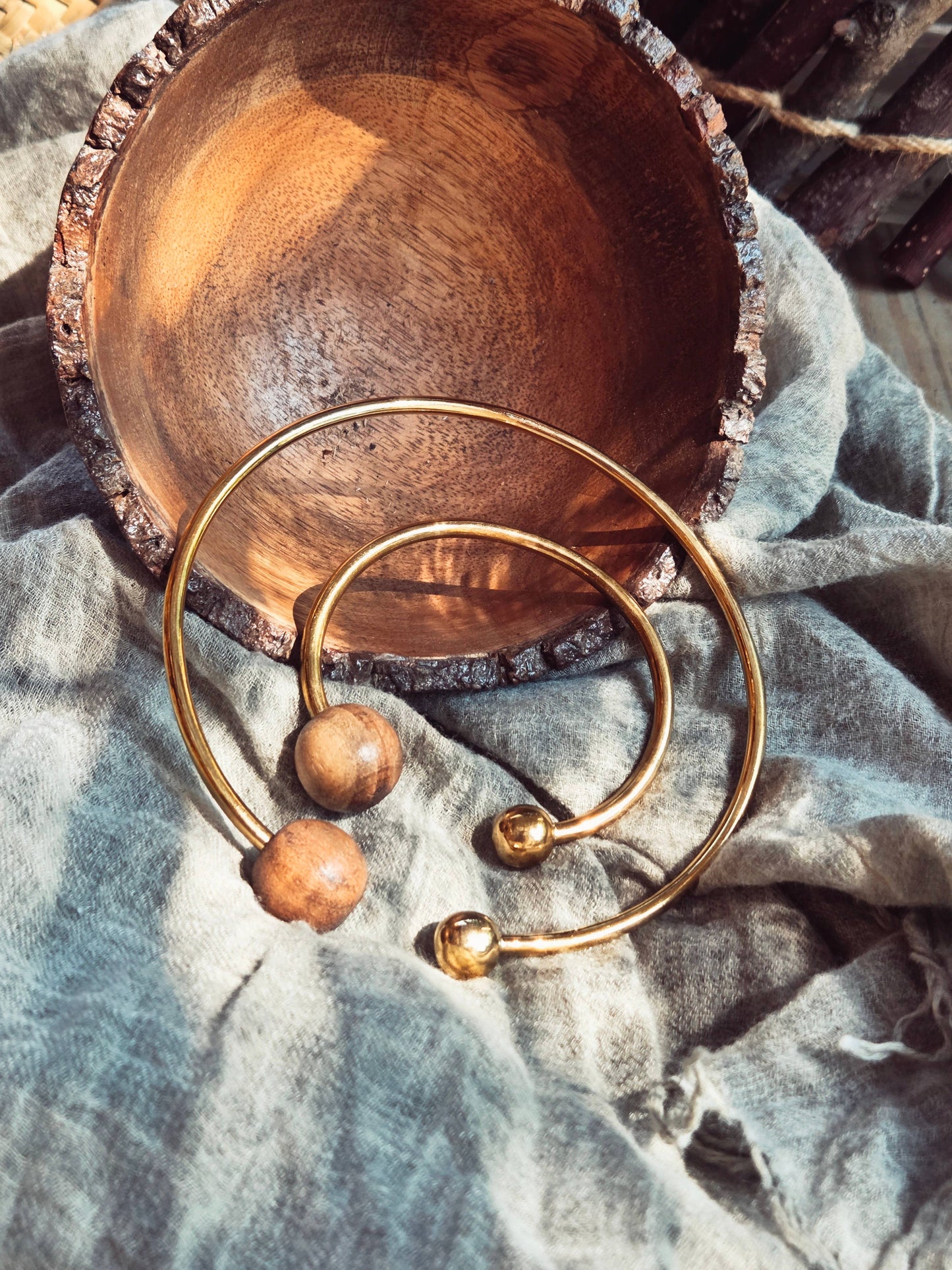 Bracelet manchette en laiton en bois moderne créateur de piste: 1 sphère en bois