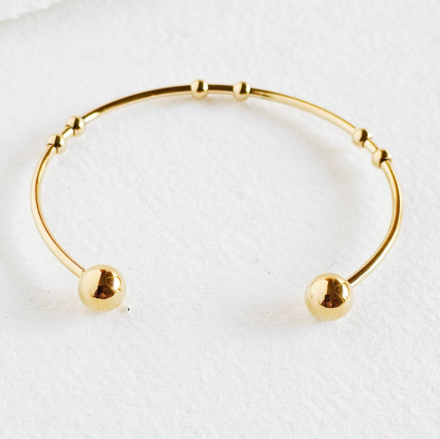 Bracelet jonc à manchette minimale en or 18 carats et perles: Lot