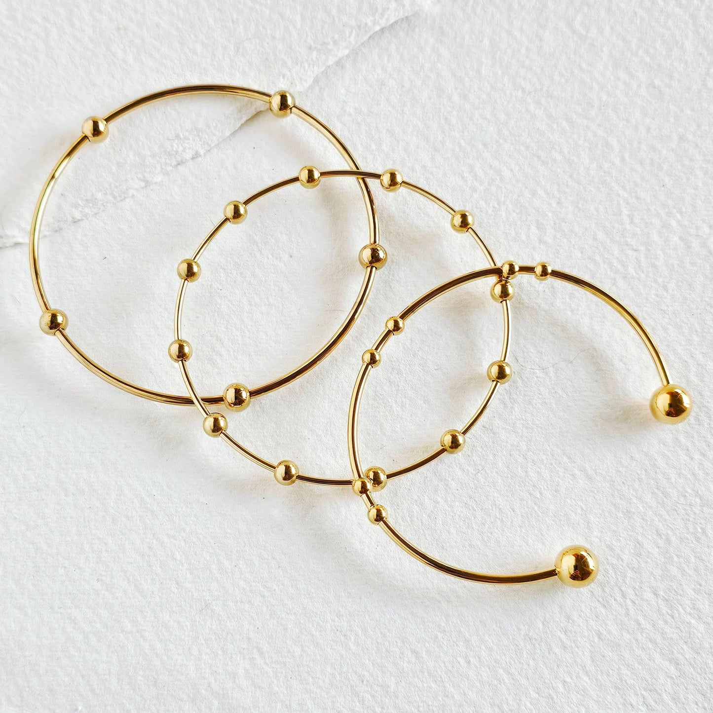 Bracelet jonc à manchette minimale en or 18 carats et perles: Lot