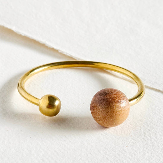 Bracelet manchette en laiton en bois moderne créateur de piste: 1 sphère en bois
