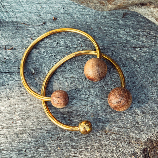 Bracelet manchette en laiton en bois moderne créateur de piste: 1 sphère en bois